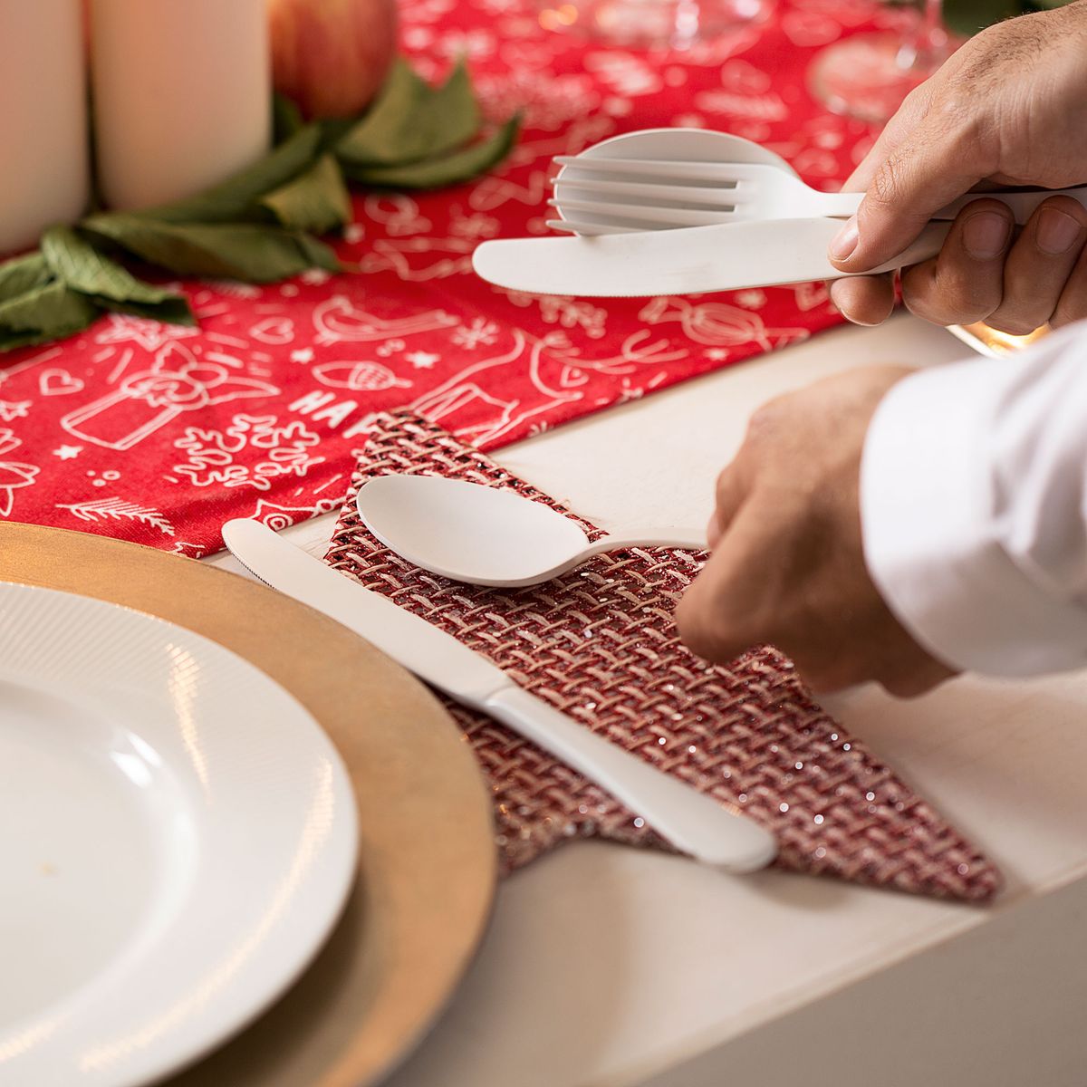 Decorar mesa navideña nórdica en blanco y rojo paso 6