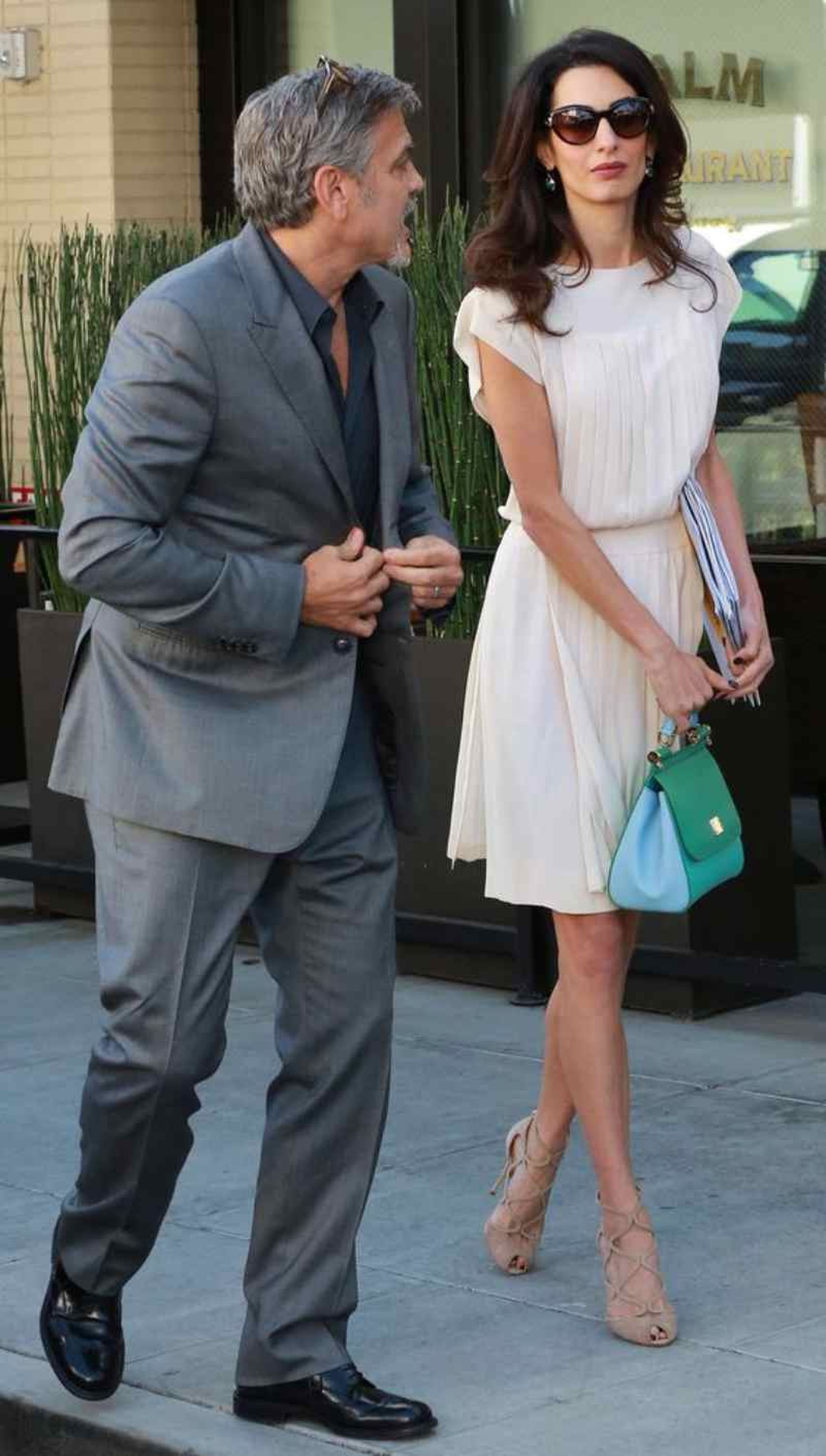Amal Clooney con vestido y zapatos nude y bolso en tonos azules y verdes Amal Clooney con vestido y zapatos nude y bolso en tonos azules y verdes
