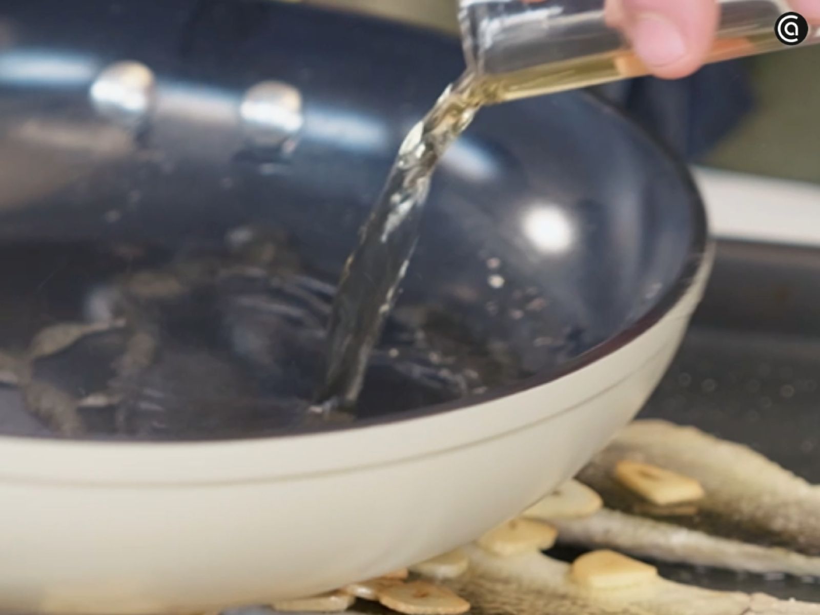 Añade el vinagre a la sartén para desglasar y vierte el jugo caliente sobre el pescado.