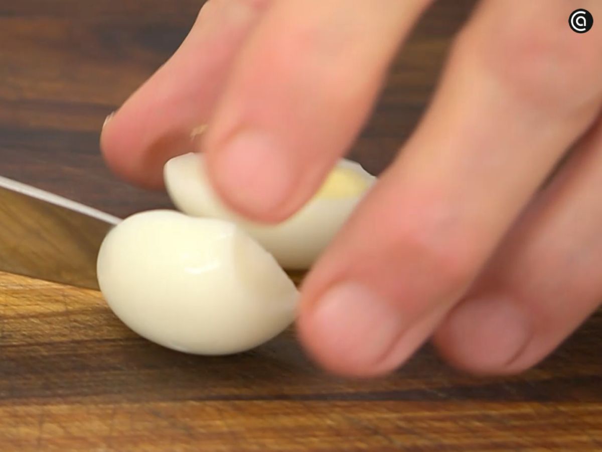 Tras enfriarlos, Arguiñano los corta por la mitad para usarlos de inmediato.