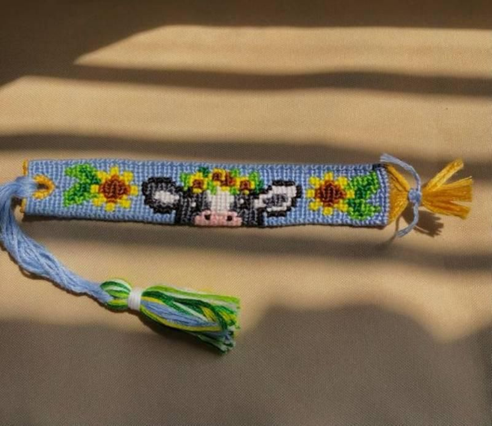 Pulsera de hilo de vaquita con girasoles. Pulsera de hilo de vaquita con girasoles.