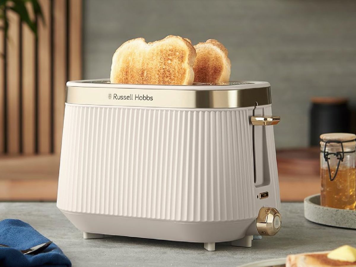 Russell Hobbs presenta una tostadora con diseño acanalado y detalles dorados
