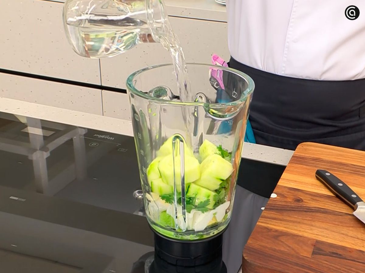 Tritura todos los ingredientes hasta formar una crema lisa y homogénea