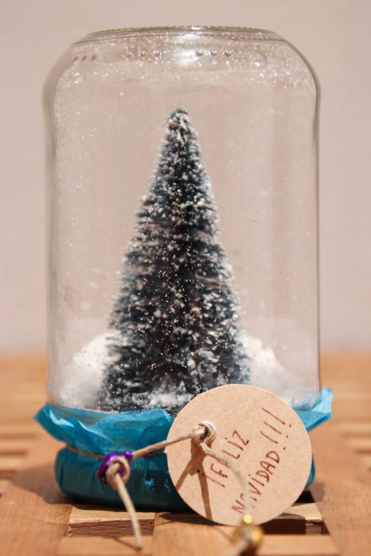 Bola de nieve de Navidad artesanal.