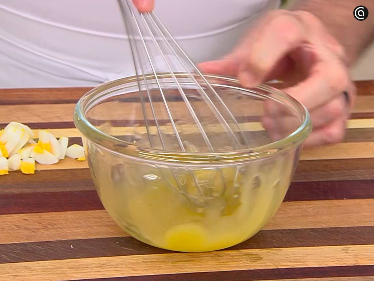 Elabora una vinagreta emulsionando el aceite y el vinagre