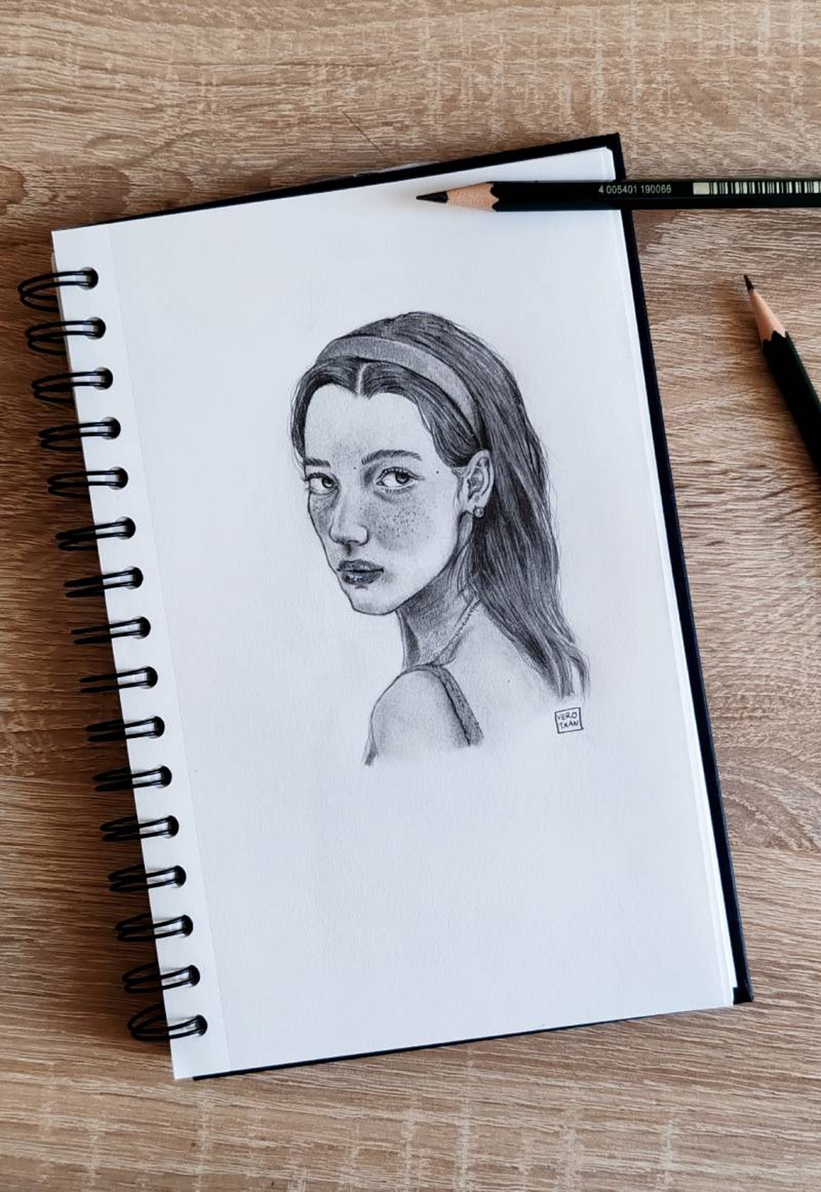 Dibujo de mujer a lápiz. / Autora: Verotxan Dibujo de mujer a lápiz. / Autora: Verotxan
