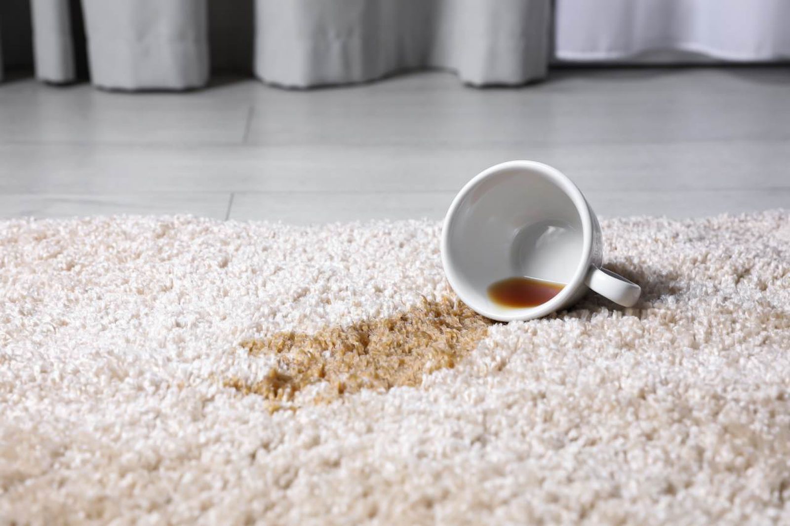 Alfombra manchada con té