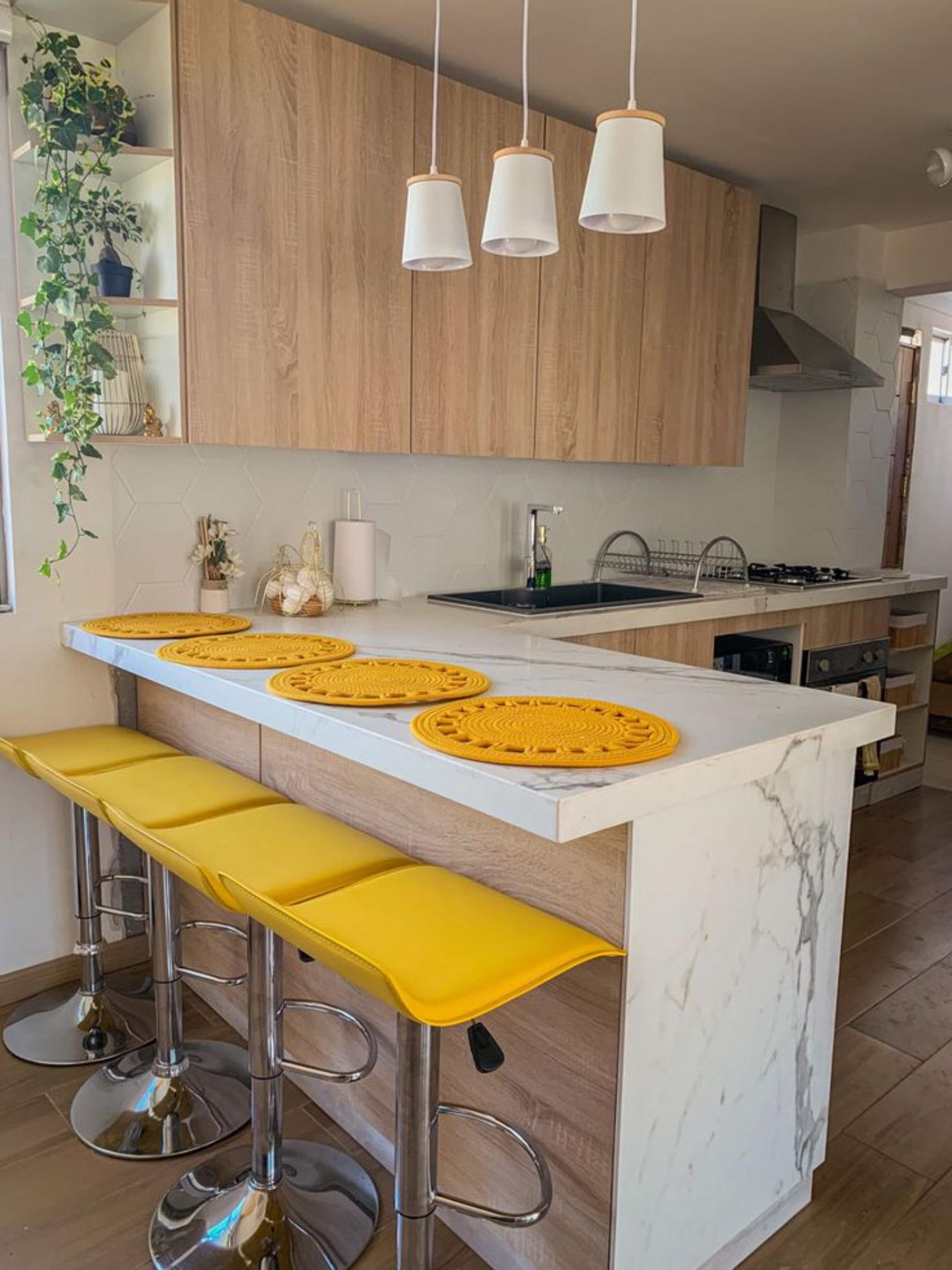 Cocina con península decorada con complementos amarillos. Cocina con península decorada con complementos amarillos.