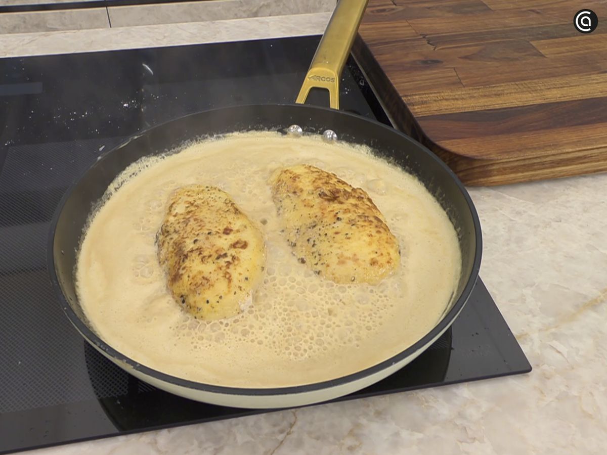 Da la vuelta a las pechugas mientras se cocinan