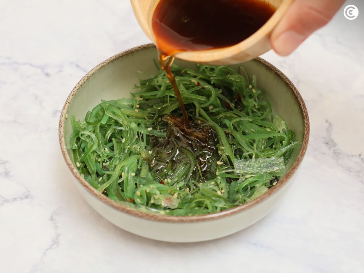 Aliñar la ensalada de wakame