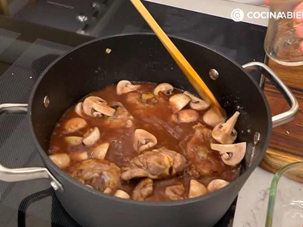 Vierte el caldo y el vino tinto