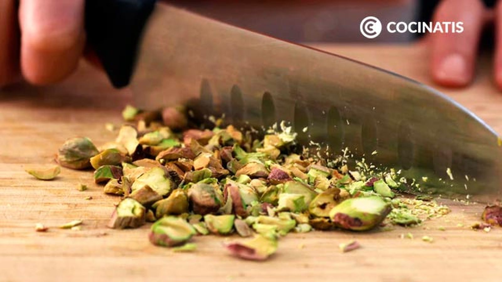Trocea los frutos secos Receta de bocados de chocolate y frutos secos  paso 1