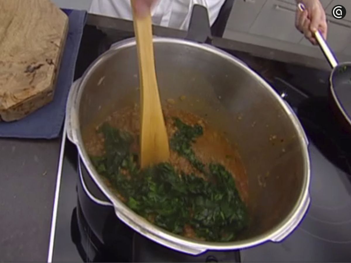 Añade las espinacas a la olla y deja hervir durante 1 minuto más