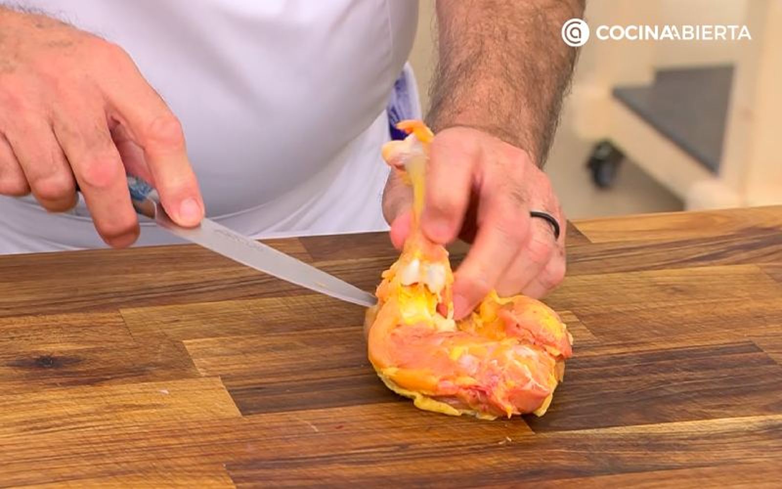 Tercer paso: corta alrededor del hueso del jamoncito Tercer paso: corta alrededor del hueso del jamoncito