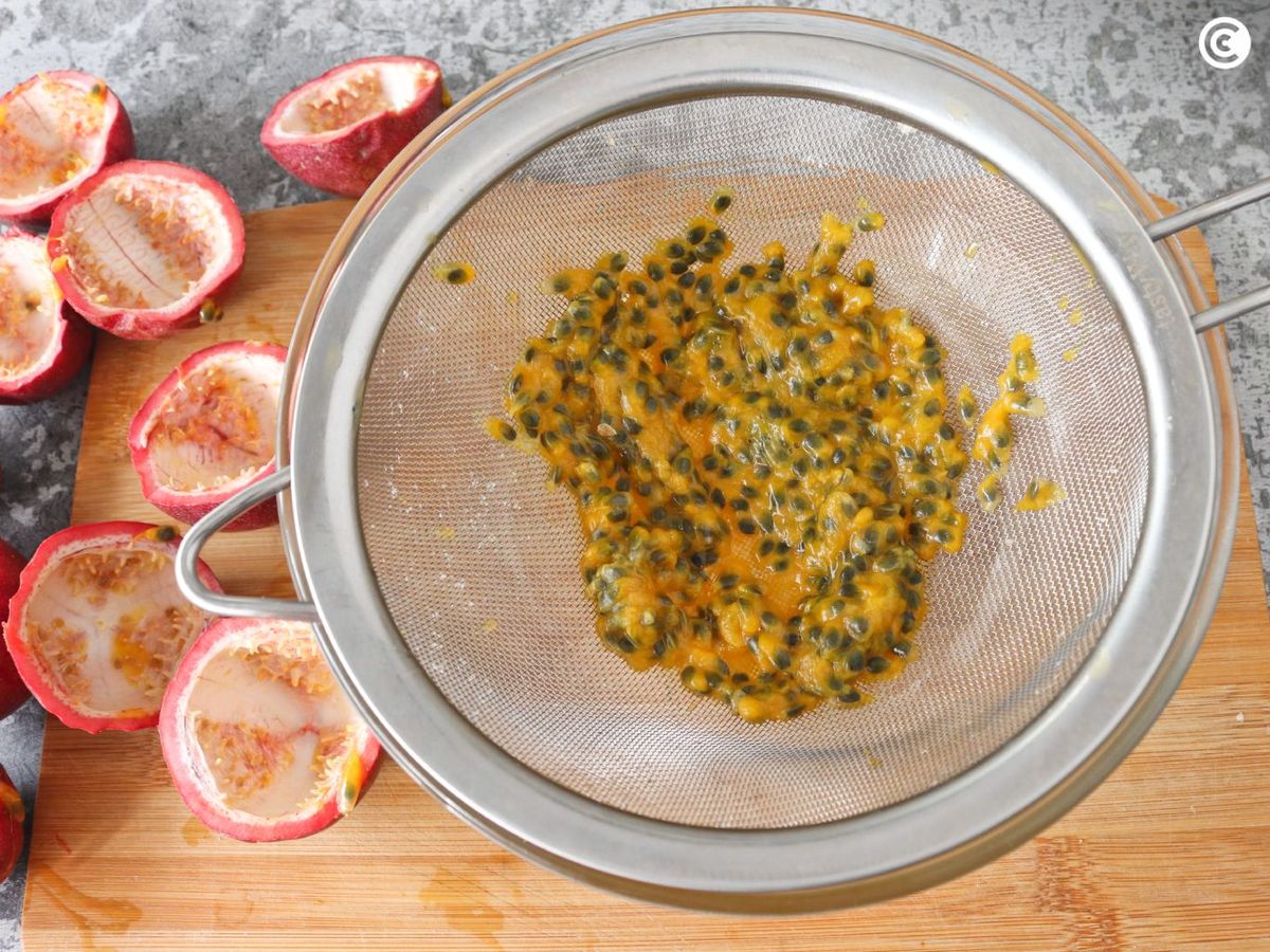 Colar la pulpa de la maracuyá para el mousse