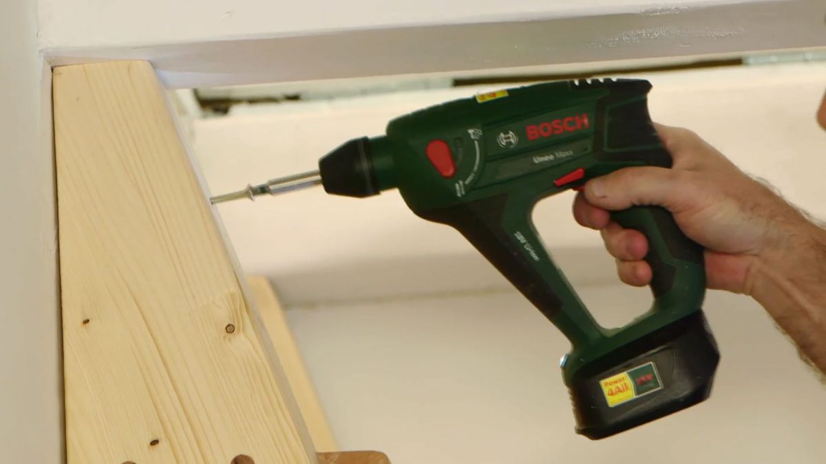 Cómo hacer una escalera de madera para el altillo paso 14