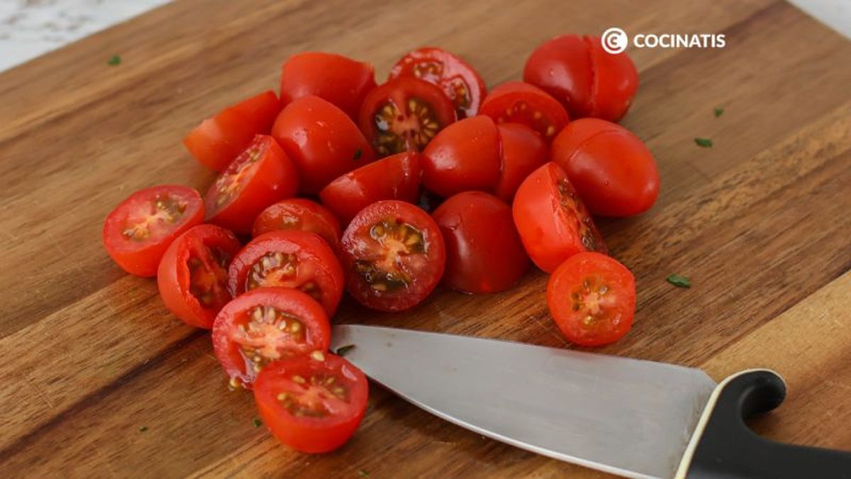 Cortamos los tomates Cherry por la mitad