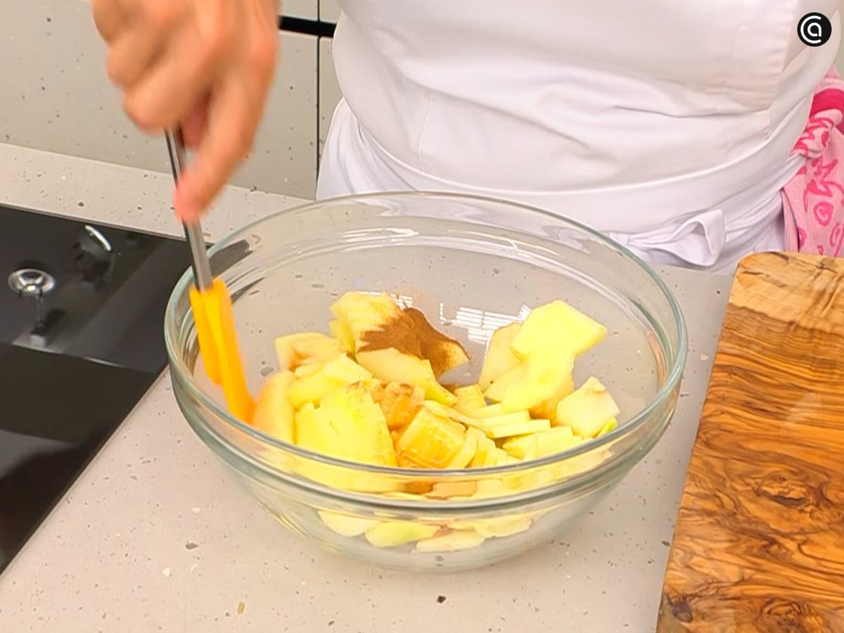 Añade zumo de limón a las manzanas peladas y mezcla