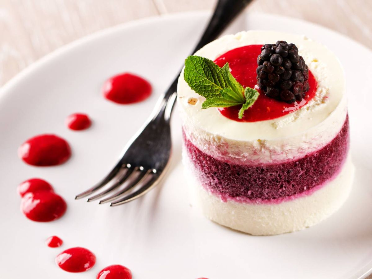 El blanco permite que los colores del postre resalten, acentuando la dulzura y la limpieza visual.