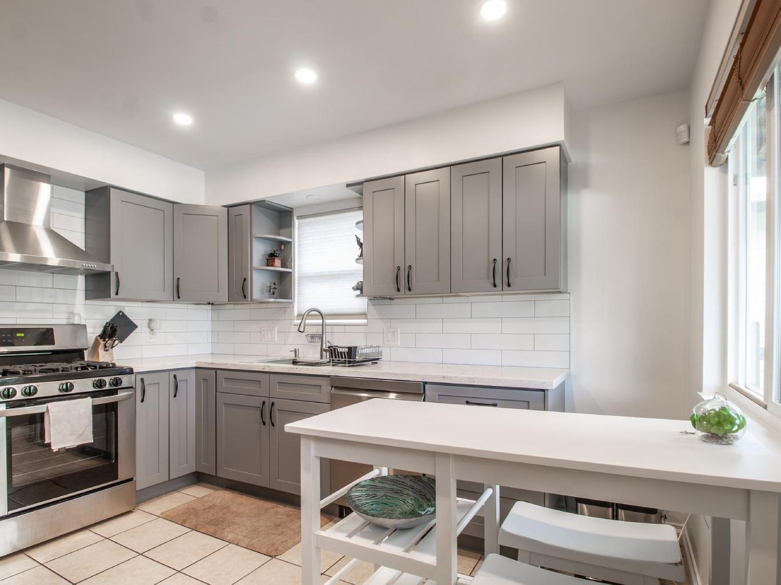 Mesa de cocina con almacenamiento.