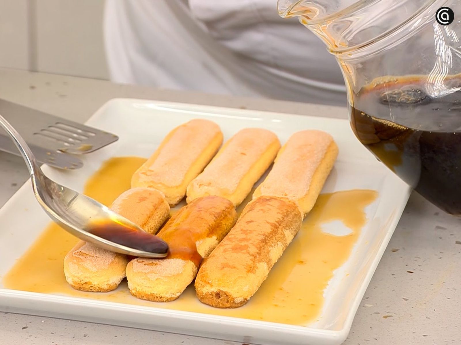 Unta los bizcochos con café hasta que se impregnen bien