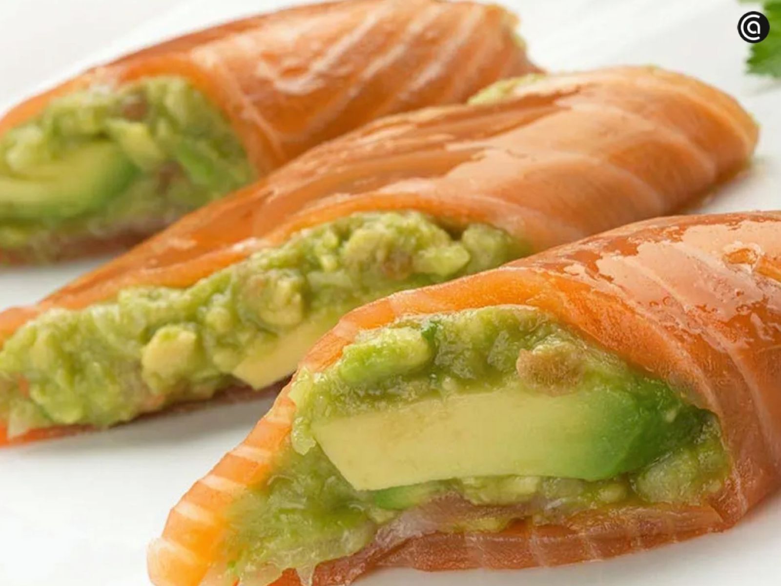 Frescos, suaves y llenos de sabor, los rollitos salmon ahumado son perfectos como aperitivo navideño.