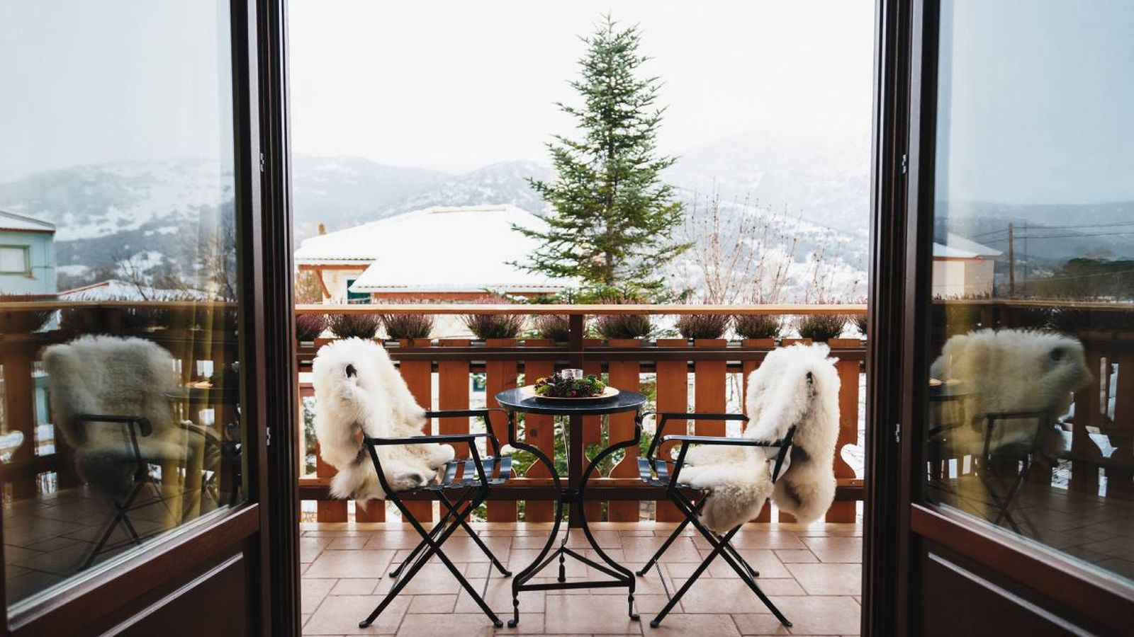 Terraza con decoración invernal.
