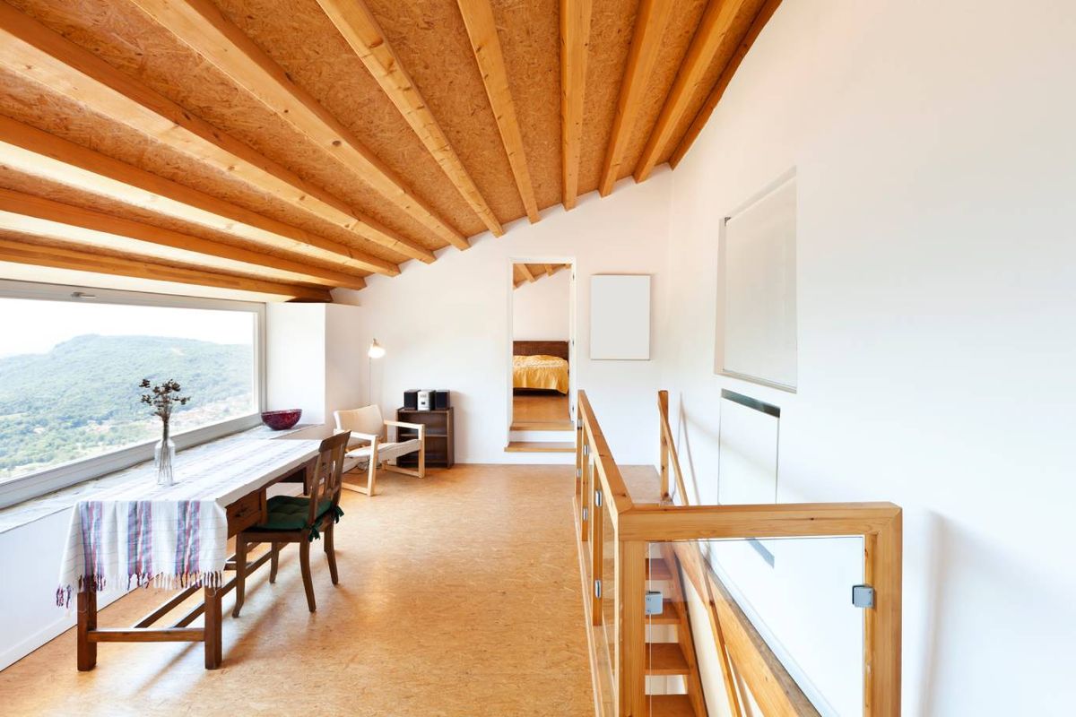 Comedor con techo de madera curvada.