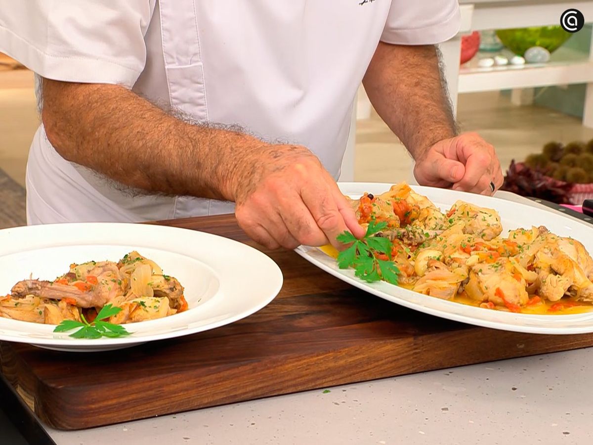 Decora el conejo encebollado con una hoja de perejil