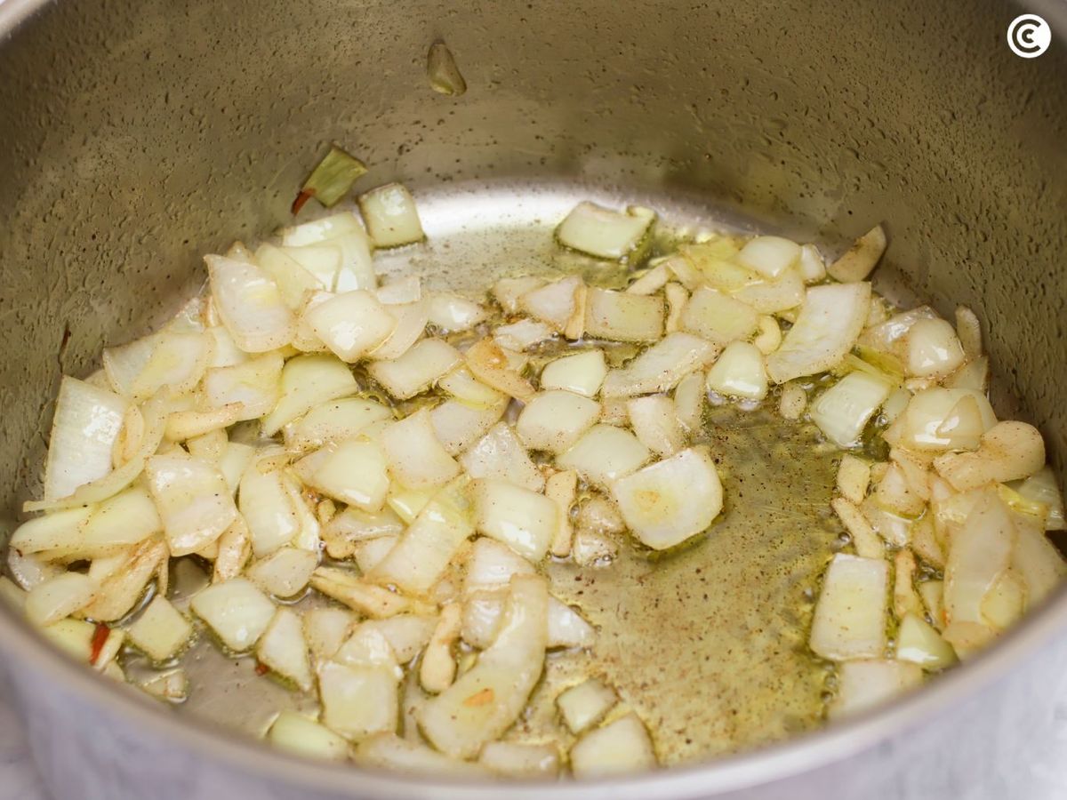 Sofrito de ajo, cebolla y especias para la crema de boniato
