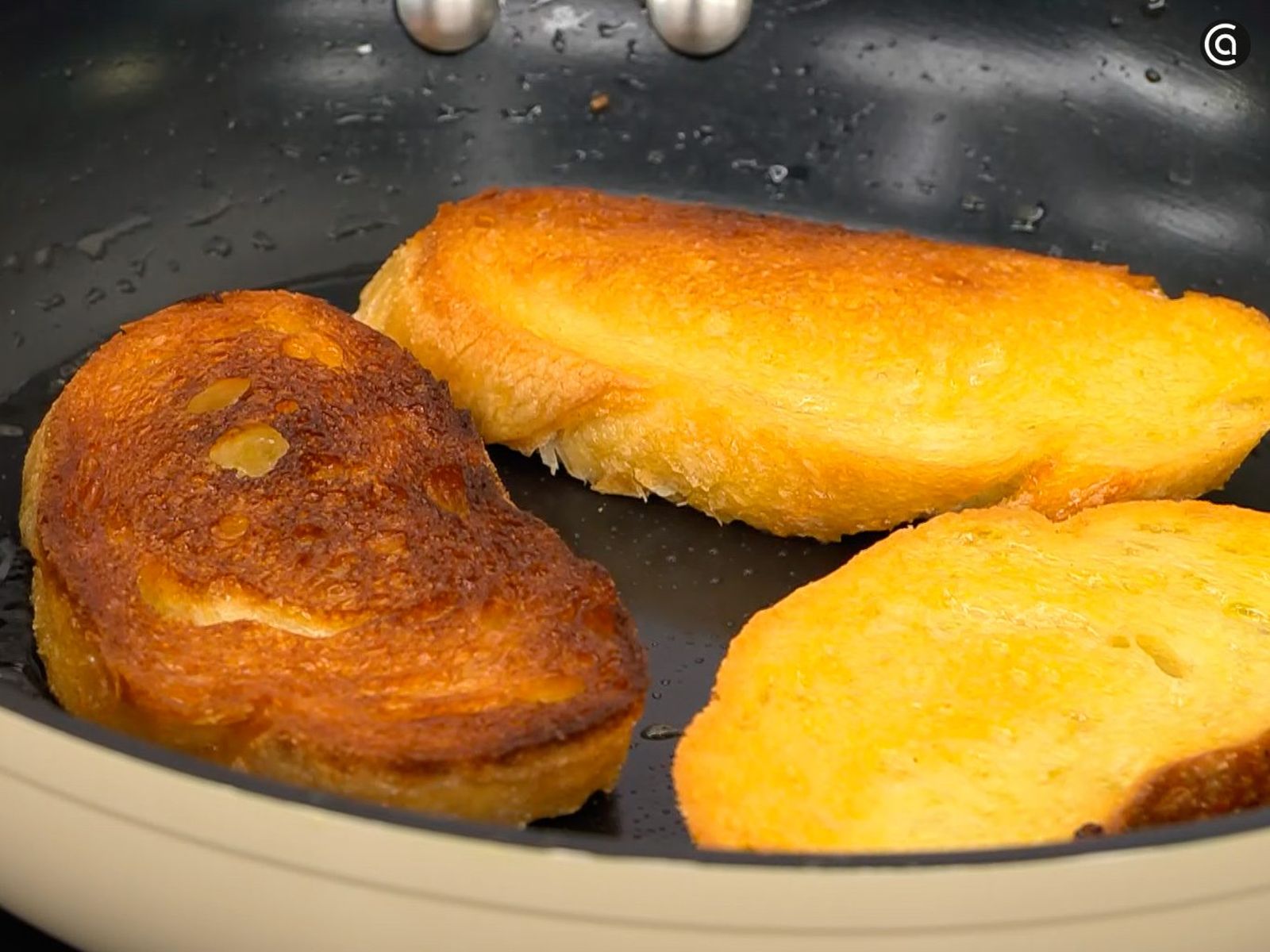 Dora las rebanadas de pan en aceite y córtalas después