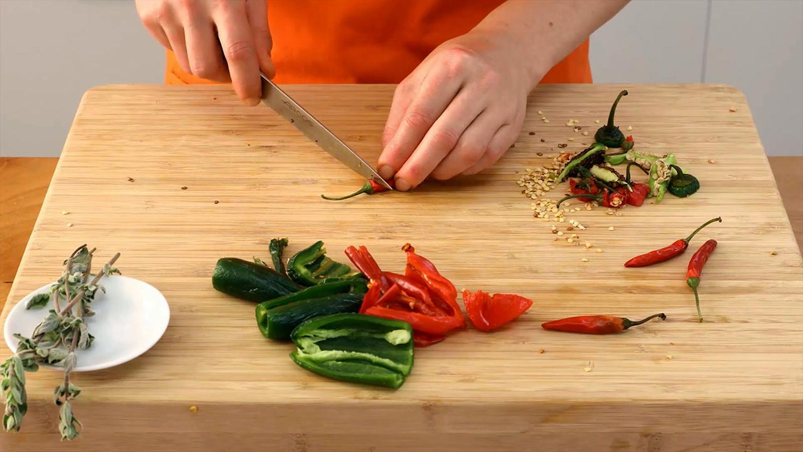Corta los pimientos y retira las pepitas Receta de aceite picante paso 1