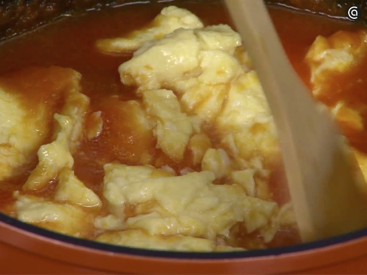 Agrega los huevos revueltos a la salsa