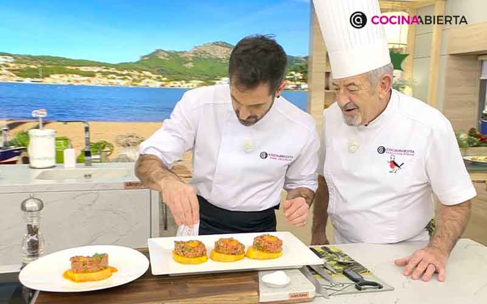 Decora el steak tartar con una hoja de perejil Decora el steak tartar con una hoja de perejil