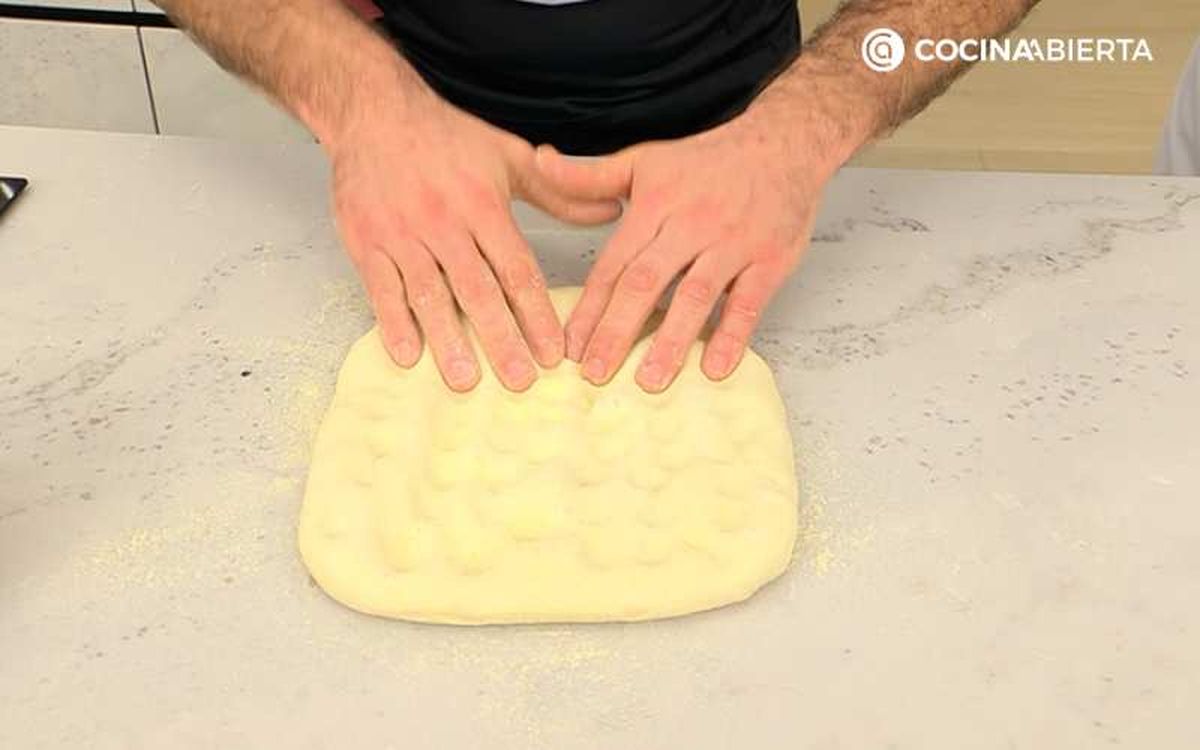 Vuelca la masa sobre la encimera