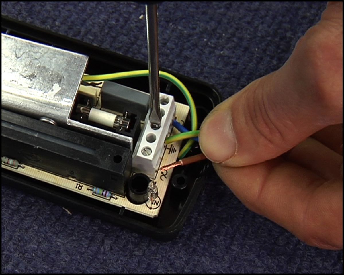 Cambiar el cable a una lámpara paso 6