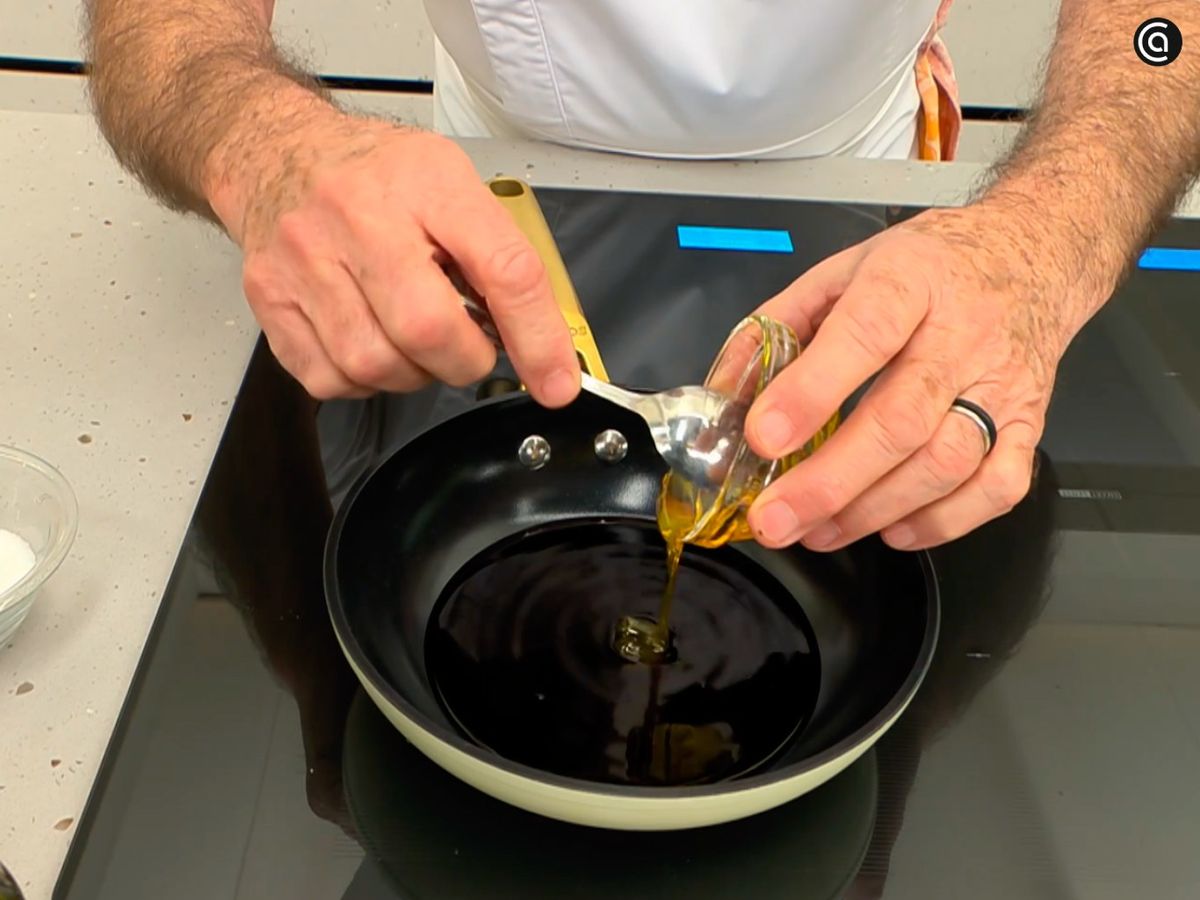 Reduce la salsa de soja, el vinagre, el vino dulce y la miel en una sartén