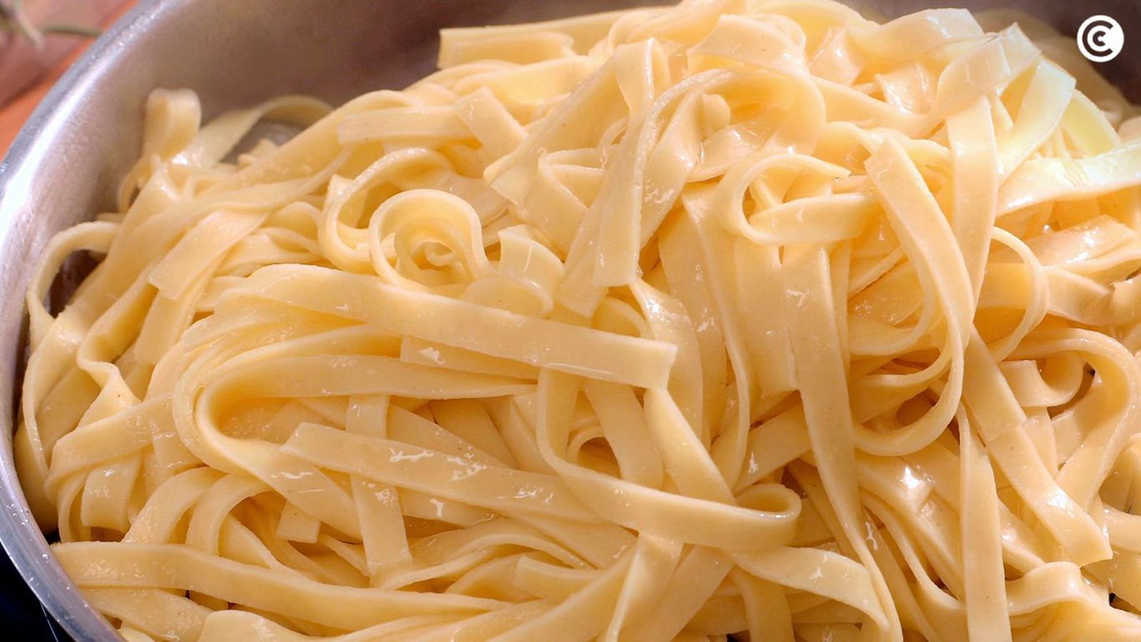 Pasta en sartén con aceite