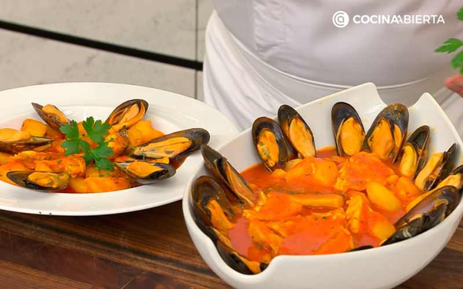Sirve la caldereta de dorada con mejillones Sirve la caldereta de dorada con mejillones