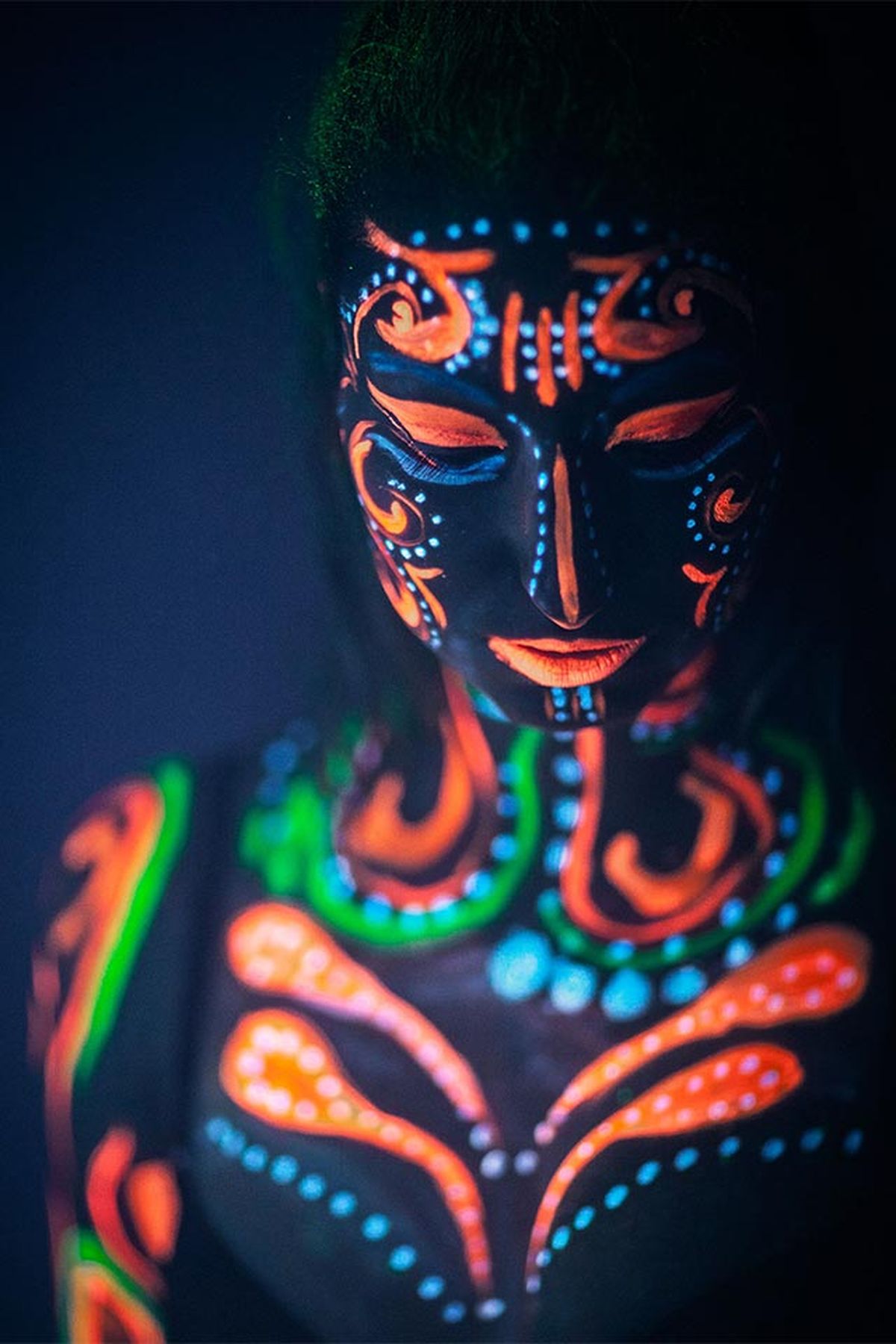 Puedes utilizar el maquillaje neón para hacer body painting