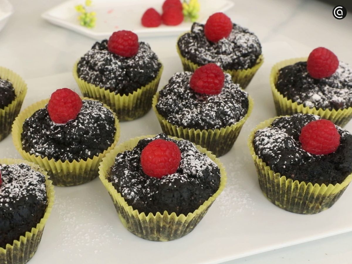 Magdalenas veganas de chocolate y café: decora con frutos rojos