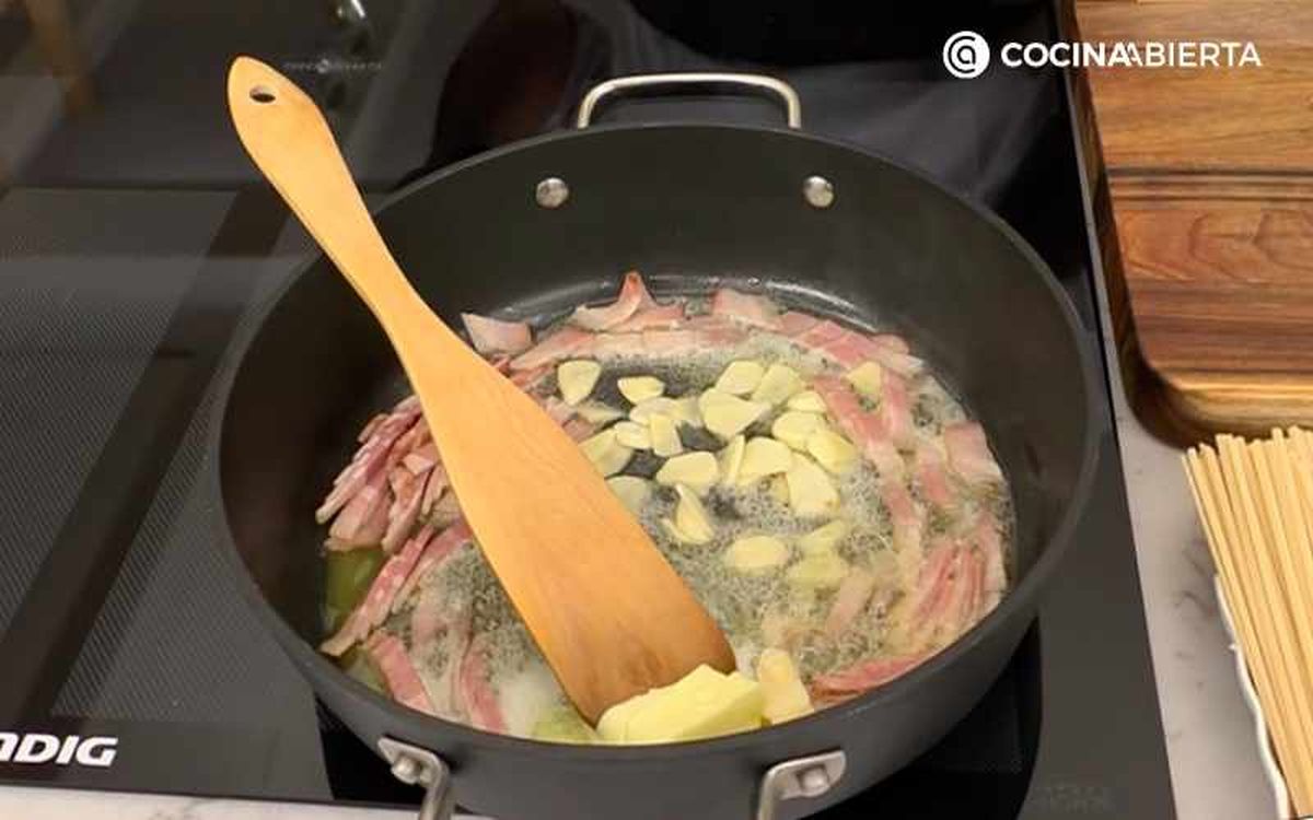 Rehoga la mantequilla con el bacón y los ajos en láminas