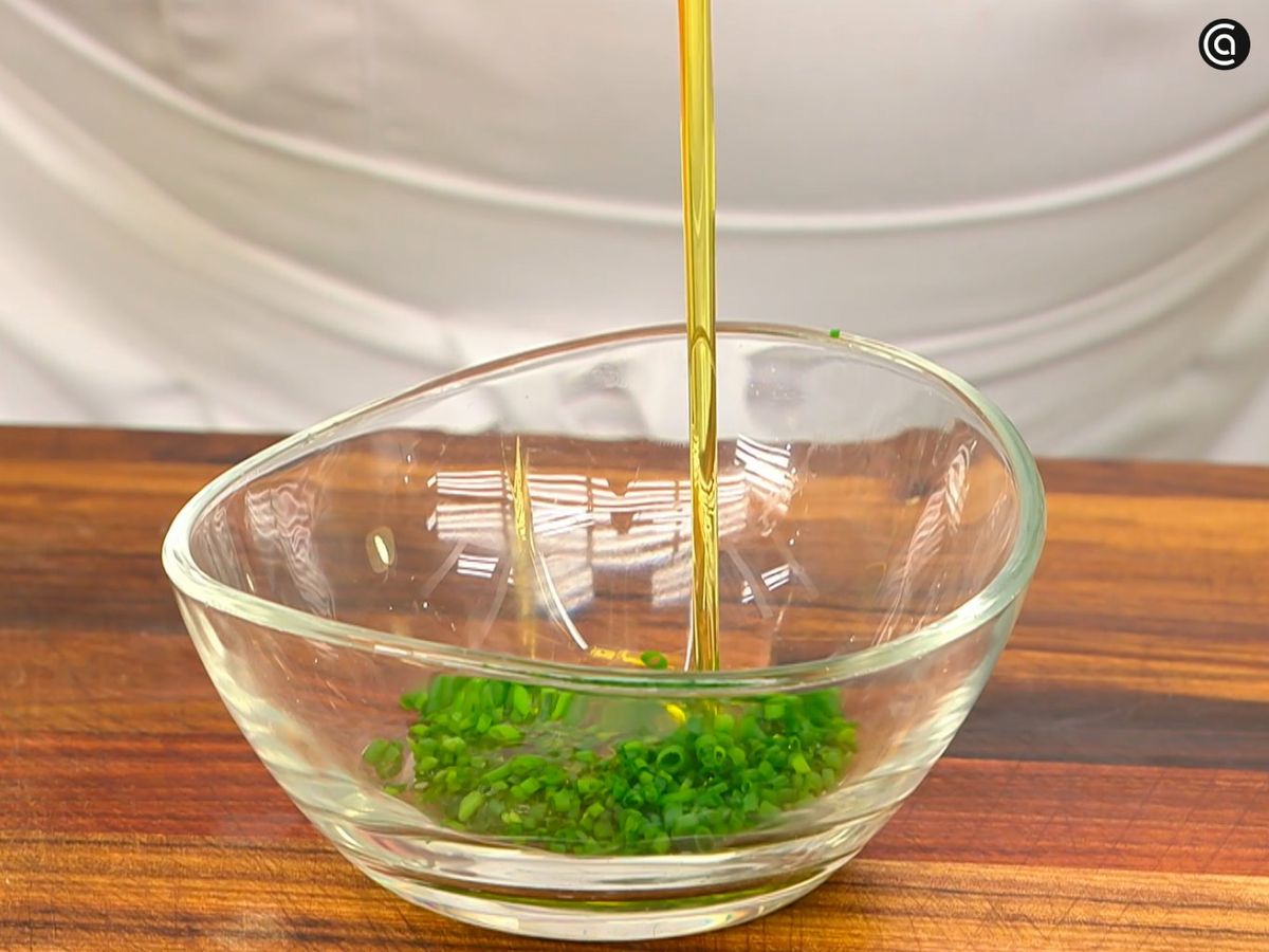 Mezcla cebollino, vinagre y aceite de oliva para hacer la vinagreta