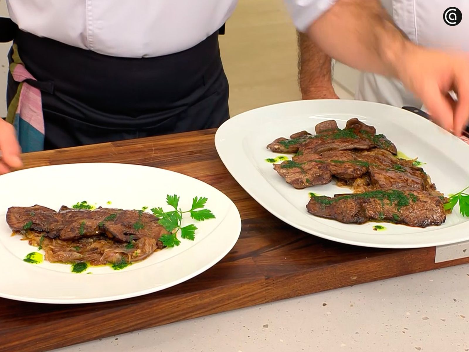 Sirve el hígado de ternera acompañado de chalotas caramelizadas Sirve el hígado de ternera acompañado de chalotas caramelizadas