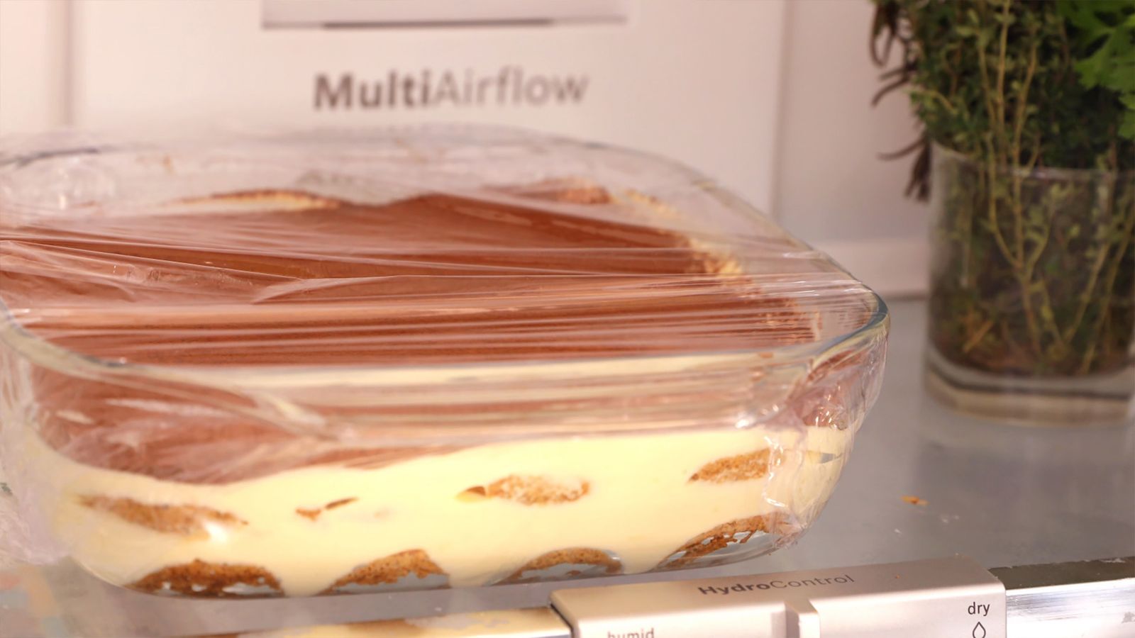 Cubre con papel film y refrigera el tiramisú para que los sabores se intensifiquen