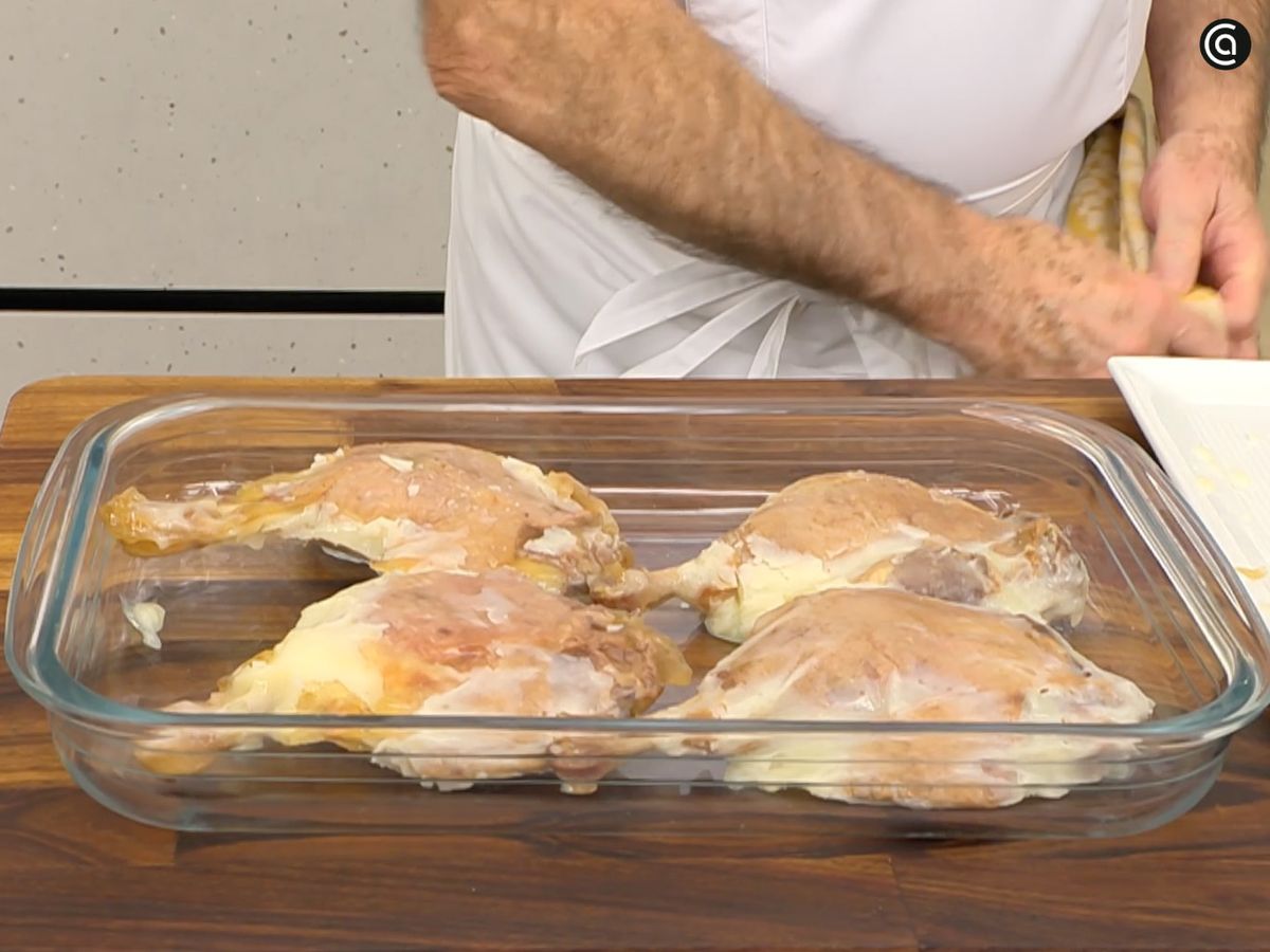 Coloca los confits de pato en una fuente apta para horno y hornéalos