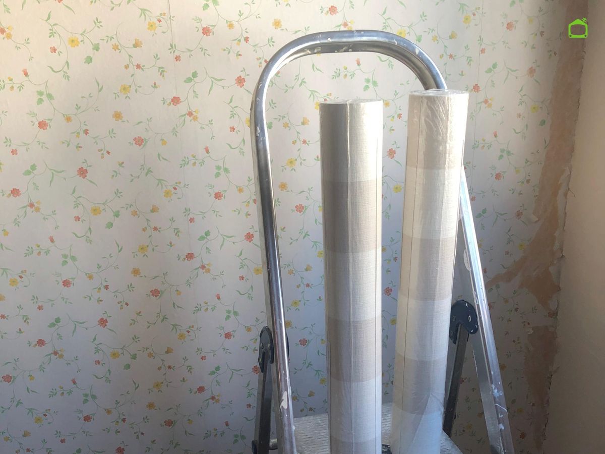 Elimina todas las imperfecciones de la pared antes de colocar el papel