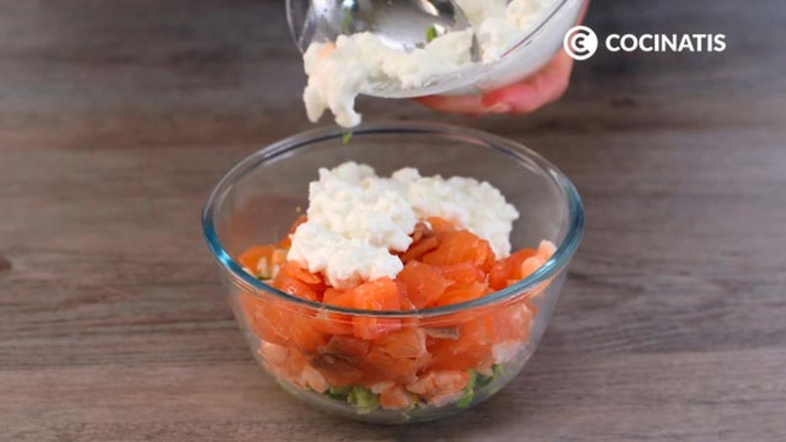 Receta de ensalada de aguacate, salmón y gambas paso 3 Receta de ensalada de aguacate, salmón y gambas paso 3