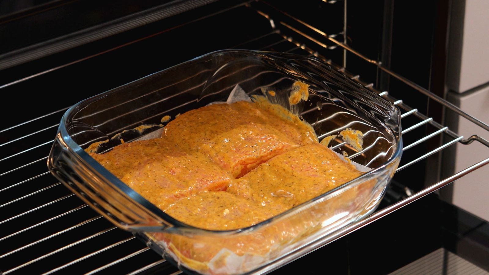 Hornea durante 15 minutos Salmón cajún al horno Paso 4