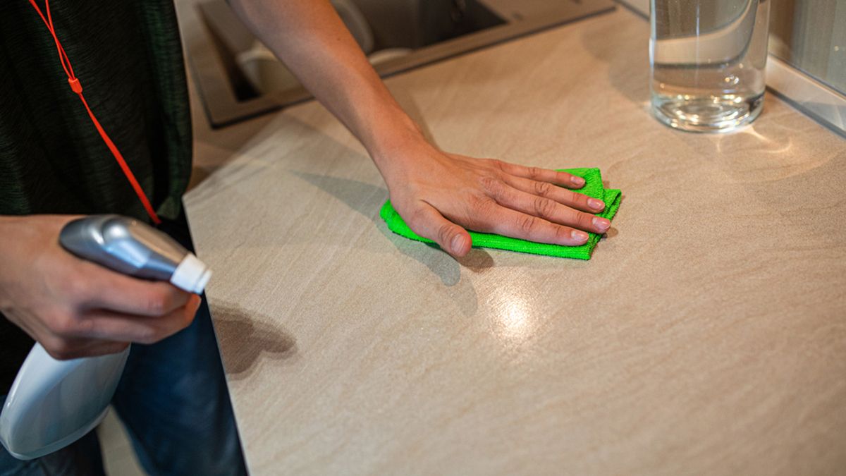 como eliminar las manchas de grasa de la cocina armarios paso a paso1